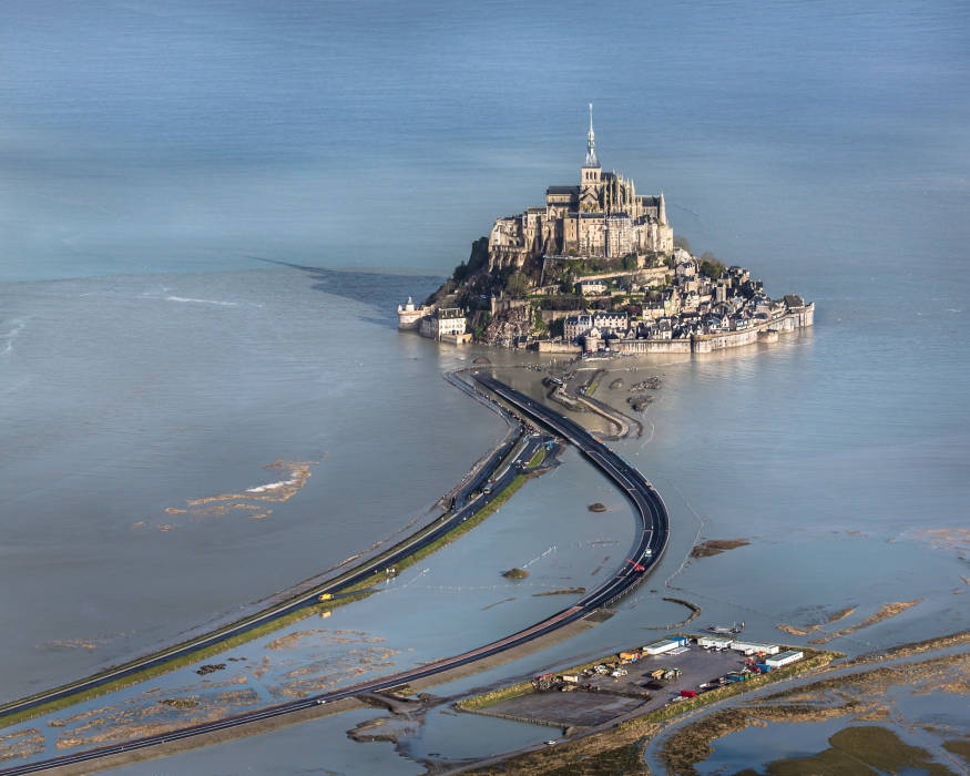 Mont Saint-Michel ritorna un’isola (ma collegata alla terraferma dal nuovo ponte-passerella)