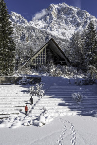L'aula magna dell'ex colonia oggi, con il monte Antelao sullo sfondo (foto © Giacomo De Donà)