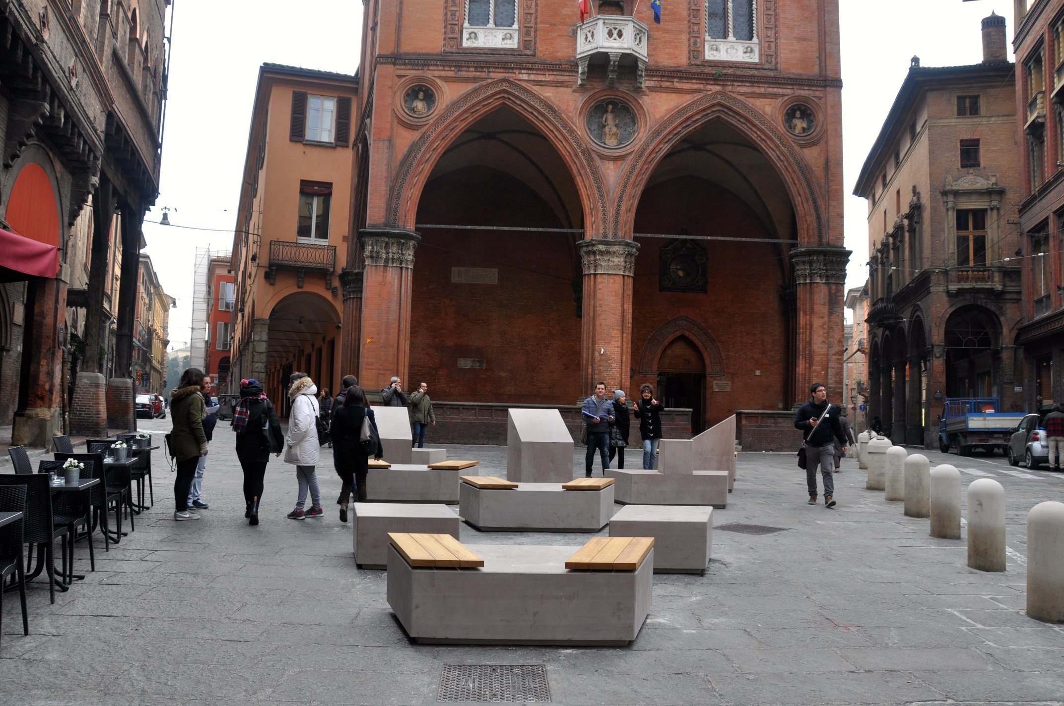 Bologna, se proprio dovete sedervi, fatelo a teatro!