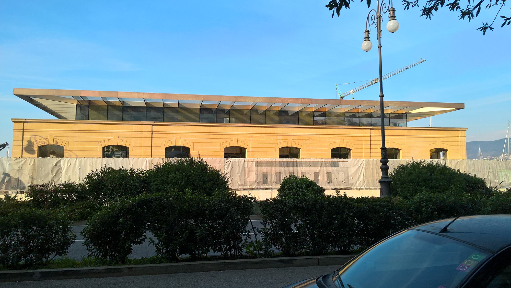 Ex Magazzino vini a Trieste, il paravento della storia