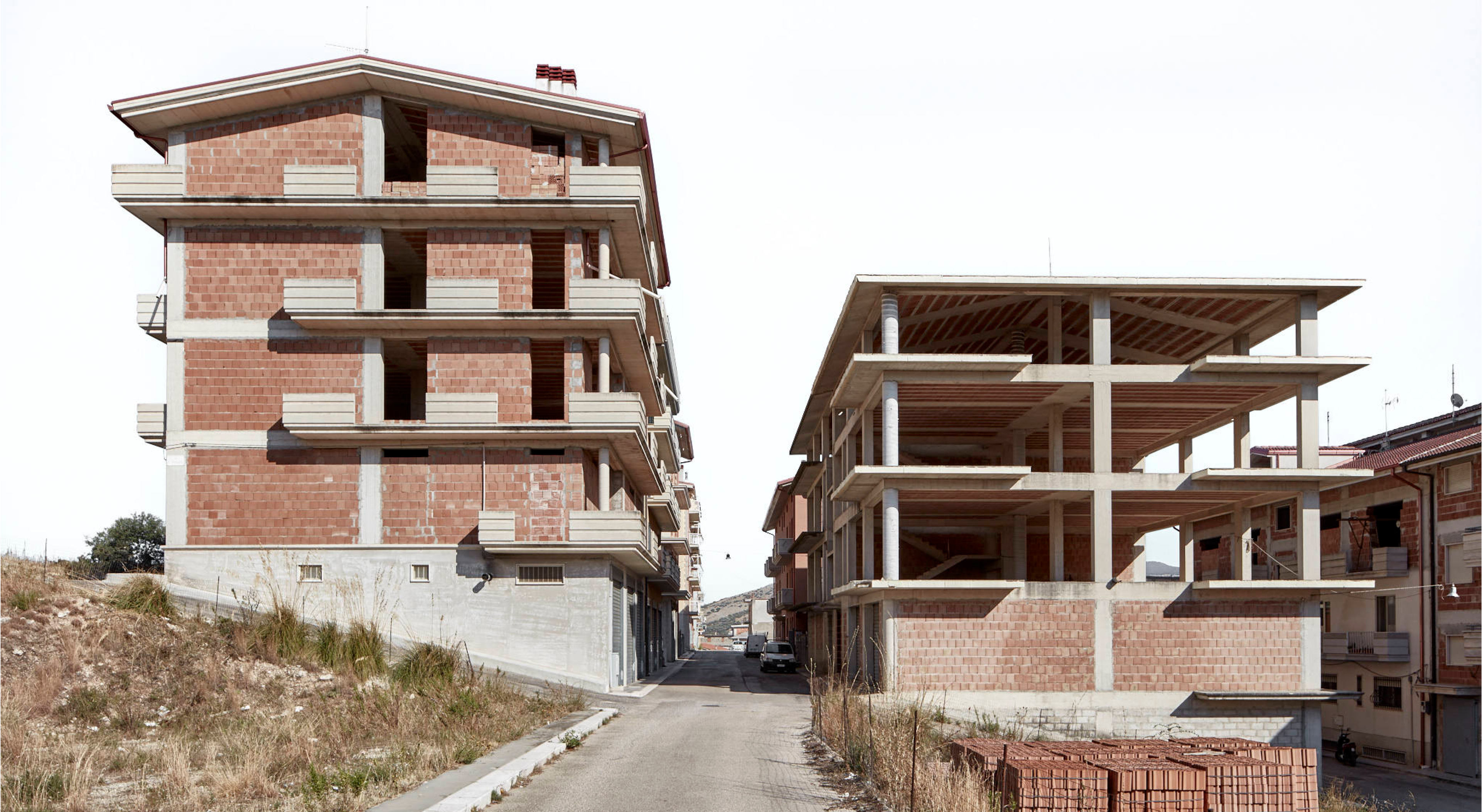 Waiting city: scheletri di cemento a Cagnano Varano