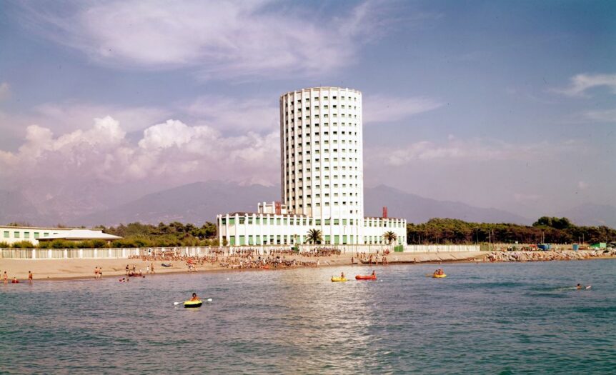 La torre sul mare, immaginari in transizione
