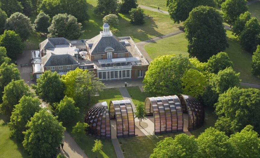 Archi lignei e pannelli traslucidi. Il Serpentine 2025 è una capsula poco vivace