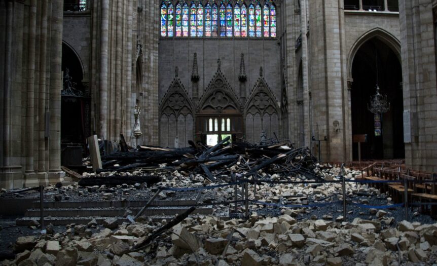 Notre-Dame a tre mesi dall’incendio: la Francia allo specchio