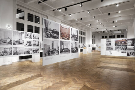 Un allestimento della mostra "Josef Frank. Against Design" (© MAK - foto di Aslan Kudrnofsky)