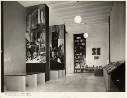 La libreria di architettura arredata dall'architetto Agnoldomenico Pica. Fotomosaico "costruzione", tema svolto in due tempere di Giaci Mondaini (foto Crimella)