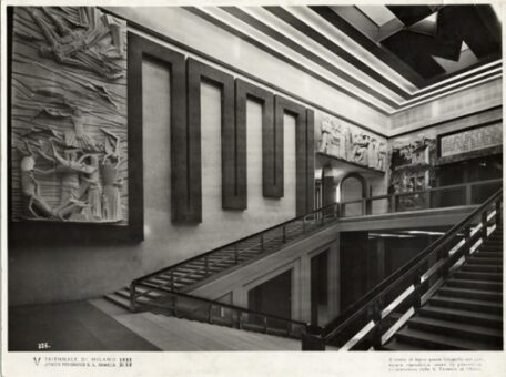 Lo Scalone d'onore del Palazzo dell'arte e il vestibolo superiore. Alle pareti sculture di Arturo Marini "Mosè salvato dalle acque", di Ivo Soli "il pane" e pittura murale di Alberto Salietti "la vendemmia" (foto Crimella)