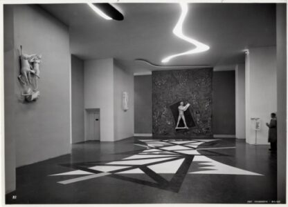 Allestimento dell'atrio, a cura degli architetti Luciano Baldessarri e Marcello Grisotti (Aragozzini)