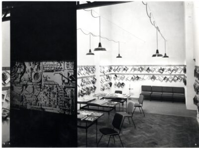 Saletta di consultazione della Mostra Internazionale di Architettura moderna, progetto dell'allestimento degli architetti Erberto Carboni, Marcello Grisotti, Agnoldomenico Pica (Bersani SergioGiornalfoto)