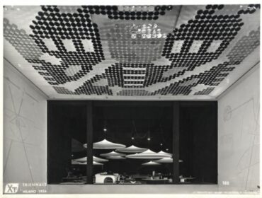 Mostra dell'industrial design vista dal Vestibolo del piano superiore. Soffitto in dischi di vetro soffiato colorati su disegno di Giuseppe Capogrossi (Ancillotti)