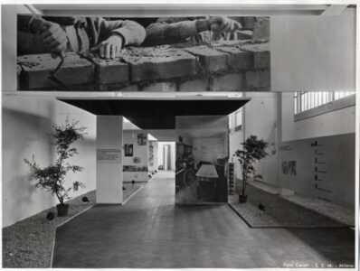 Industrializzazione nell'edilizia. Ingresso della mostra.Progetto dell'allestimento degli architetti Paolo A. Chessa e Vico Magistretti (foto Casali - S.E.M.)