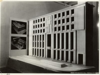 Sezione 2°. L'architettura maggiore italiana attuale, all'interno della mostra dell'architettura. Modello in scala della facciata del Palazzo del popolo d'Italia di Milano, progettato dall'architetto Giovanni Muzio (Studio Fotografico della Triennale di Milano)