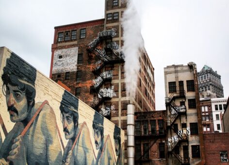 Julie Huff, «Mural and steam pipe» (2015)