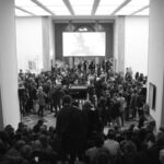 Il pubblico sullo scalone e nell'atrio durante l'inaugurazione dell'1 aprile