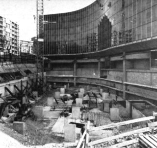 Il cantiere durante le fasi di costruzione dell’auditorium e della cupola (© G. Hermier, Le nouveau siége du Comité central du PCF, in «Révolution», n. 17, 27 giugno 1980)
