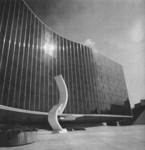 Vista dell’edificio dall’avenue Mathurin Moreau (© L. Puppi, Oscar Niemeyer 1907, Officina edizioni, Roma, 1996, p. 86)