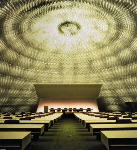 L’aula del Comitato centrale (© Achèvement du siège du PCF, Paris, “L’Architecture d’Aujourd’hui”, 210, settembre 1980, p. XXVI)