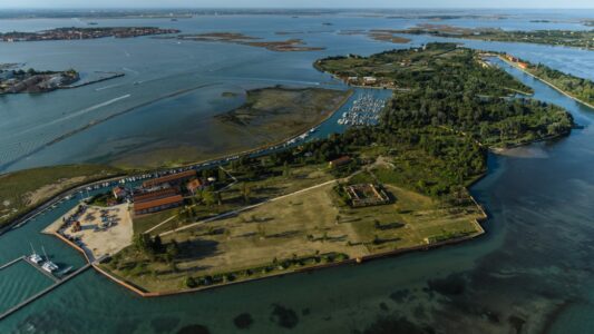 Isola della Certosa. Veduta aerea (foto di Philip Plisson)
