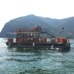 Christo sulla chiatta osserva la sua opera