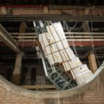 Fondaco dei Tedeschi: il montaggio della scala (@ sacaim)