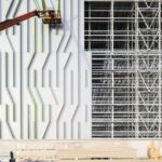 Nuovo magazzino automatico Pedrali, montaggio del rivestimento (© Filippo Romano)