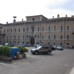 Il parcheggio di Piazza J.F. Kennedy come si presentava prima del restauro di Palazzo Rasponi, sullo sfondo (© Domenico Mollura)