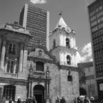 Bogotà, chiesa di San Francesco restaurata nel 1950 da Angiolo Mazzoni Del Grande con alle spalle la torre della compagnia aerea colombiana AVIANCA. Il progetto strutturale è dell'ingegnere italiano Domenico Parma e la torre è stata realizzata negli anni '60 del XX secolo