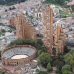 Plaza de Toros con Las Torres del Parque (progetto di Rogelio Salmona) osservate dalla Torre Colpatria (©Olimpia Niglio)