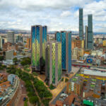 Le tre torri della CityU, campus residenziale universitario, con in secondo piano, il complesso della Torre Bacatá (Archivio CityU, Bogotá)