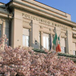 L'ingresso del Policlinico © Policlinico San Matteo (altre foto storiche su http://www.sanmatteo.org/site/home/il-san-matteo/chi-siamo-storia-principi/foto-gallery-policlinico-san-matteo.html)