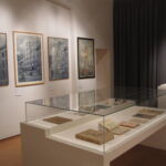 Sezione “Architettura e linea Déco” (teca con riviste+disegni Portaluppi e modello del grattacielo SKNE, realizzato per la mostra “Piero Portaluppi linea errante nell'architettura del novecento” - Triennale, 2003 (foto © Domenico Mollura)