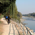 cicloturisti sull'argine del Po nei pressi di Torino © A. Giacomel