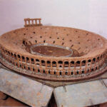 "Modello ligneo dell’anfiteatro Arena", 1770-1780 (Museo Archeologico al Teatro Romano di Verona). Si notino le falde a coppi presenti in quasi tutti gli arcovoli del secondo ordine