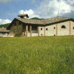Chiesa parrocchiale Sacra Famiglia (Roccabruna, Cuneo, 1993-2001) Immagine da: S. Pace, L. Reinerio, Architetture per la liturgia. Opere di Gabetti e Isola, Milano, Skira, 2005