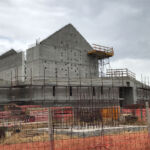 Immagine di cantiere: la chiesa in costruzione (©Francesca Leto, Matteo Baratto grafica)