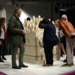 L'eterno e l'effimero di Open Architecture con Pimar: il prelievo dei cubetti da parte dei visitatori
