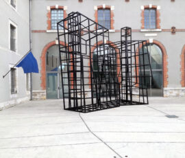 La Estación #16 di Frida Escobedo e il vexil in nylon di Nidal Chamekh nella corte delle Turbulences (©Giovanni Comoglio)