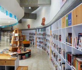 Interno biblioteca, UVA Ilusion Verde, Poblado (©Luca Bullaro, docente Universidad Nacional de Colombia)