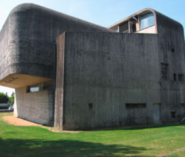 Claude Parent e Paul Virilio, Sainte Bernadette du Banlay, Nevers, Francia 1963-1966 (Foto di Bruno Bellec 2008 ©DAM_SOS Brutalismus)