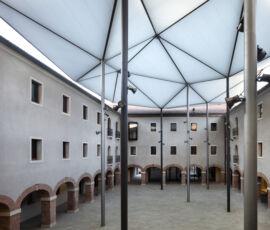 M9, spazi dell'ex convento, Innovation Retail Center. Chiostro interno. © Polymnia Venezia, foto Alessandra Chemollo