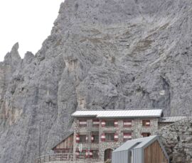 Bivacco al Rifugio Pradidali
San Martino di Castrozza, Tn
(Progettisti:
Giacomo Longo, Lucia Pradel
Andrea Simon)