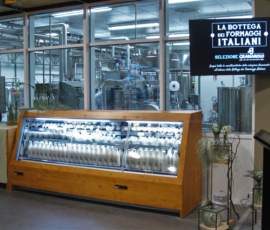 La fabbrica di Granarolo.
«Fabbrica» è il nome dato ai laboratori a vista che si trovano dietro agli stand.
Granarolo, azienda di Bologna, in questo laboratorio produce anche mozzarelle
(©Chestnut)