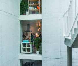 Gli appartamenti-cluster della Haus A rappresentano un nuovo modello di condivisione comunitaria residenziale. Gli appartamenti non prevedono né zone living né di cucina, sono di dimensioni ridotte e disposti come satelliti nella porzione di piano (credits by, ©Johannes Marburg)