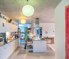 Gli appartamenti-cluster della Haus A rappresentano un nuovo modello di condivisione comunitaria residenziale. Gli appartamenti non prevedono né zone living né di cucina, sono di dimensioni ridotte e disposti come satelliti nella porzione di piano (credits by, ©Johannes Marburg)