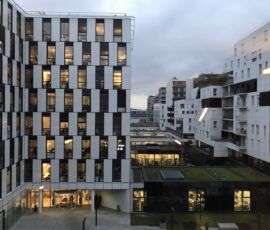 I nuovi edifici al di sopra della piastra sono più stretti e separati da una corte aperta con giardini pensili che s’infrappongono tra le nuove costruzioni