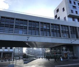 La nuova piazza spacca in due tronconi l’edificio e diventa il centro delle connessioni urbane del nuovo quartiere, intervento enfatizzato dall’attraversamento del tram