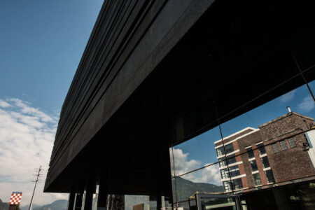 NOI Techpark, particolare del Black Monolith (foto Ivo Corrà | IDM Südtirol / Alto Adige)