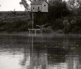 Sohei Nishino
Casa riflessa nel Po, Cantavenna, Piemonte, dalla
serie “Il Po”, aprile 2017 / Small house reflecting
in the Po river, Cantavenna, Piedmont, from the
series “The Po,” April 2017
© Sohei Nishino