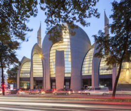 Colonia, sotto la cupola è il Mihrāb, orientato verso la Mecca, la sala conferenze si trova al livello della strada proprio sotto la sala della preghiera © Foto Christoph Seelbach