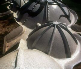 Amdavad Ni Gufa 1994. Ahmedabad, India.
(Photo courtesy of VSF).
Porcelain mosaic tiles reflect sunlight and mitigate heat, covering the tortoise shell-inspired roof that shelters the undulating cave-like interiors below.